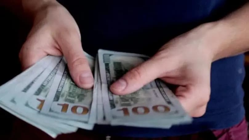 الدولار نحو أكبر خسارة شهرية