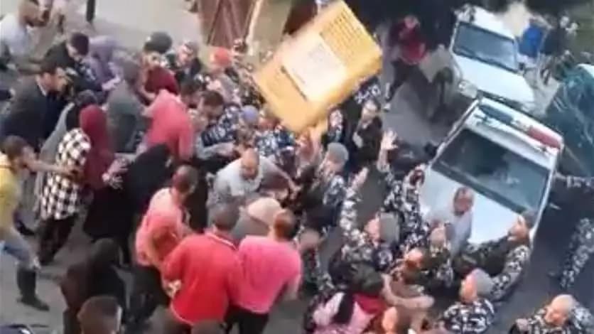 الأهالي يهاجمون قوى الأمن في هذه المنطقة!