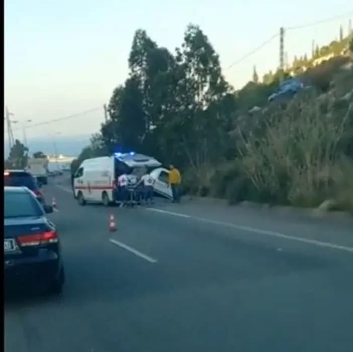 أُصيب بعارض صحي أثناء قيادته السيارة... فانحرفت وسقطت!
