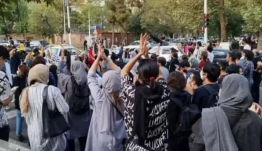 وزير الخارجيّة الإيراني يتهم واشنطن بدعم الاحتجاجات للضغط على طهران بالملف النووي