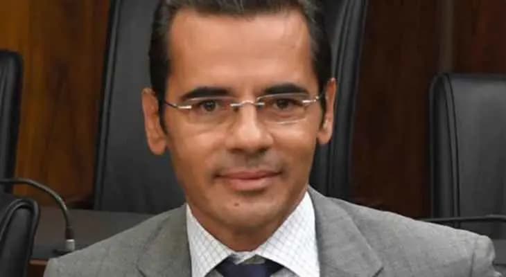 علامة يتأمّل...