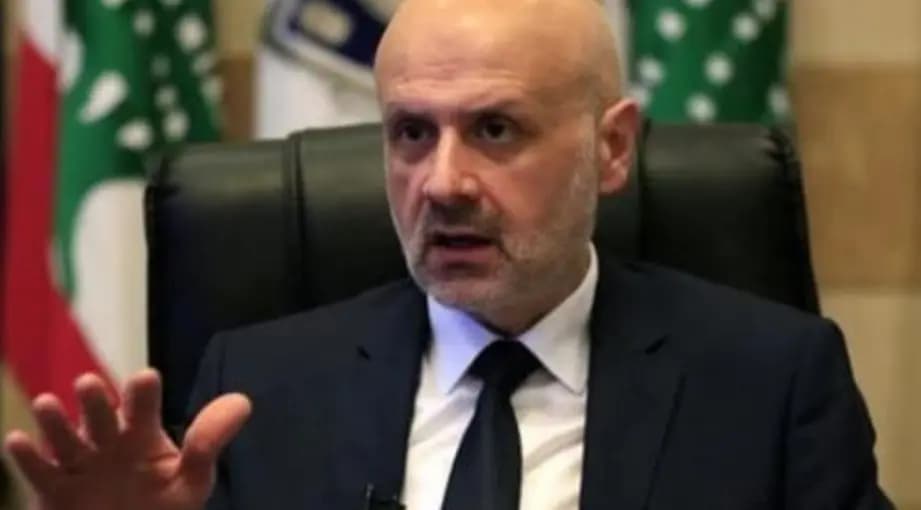 مولوي في المطار وهذا السبب...