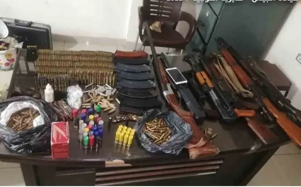 ضبط أسلحة حربية وصواعق التفجير في عكار!