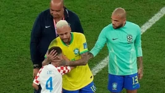 طفل يواسي "نيمار"!