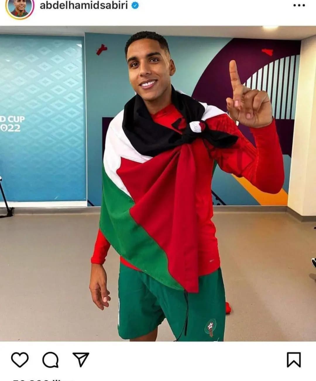 لاعب المنتخب المغربي عبدالحميد صبيري ينشر صورته مرتدياً علم فلسطين؛ احتفالًا بتأهل المغرب لنصف نهائي كأس العالم