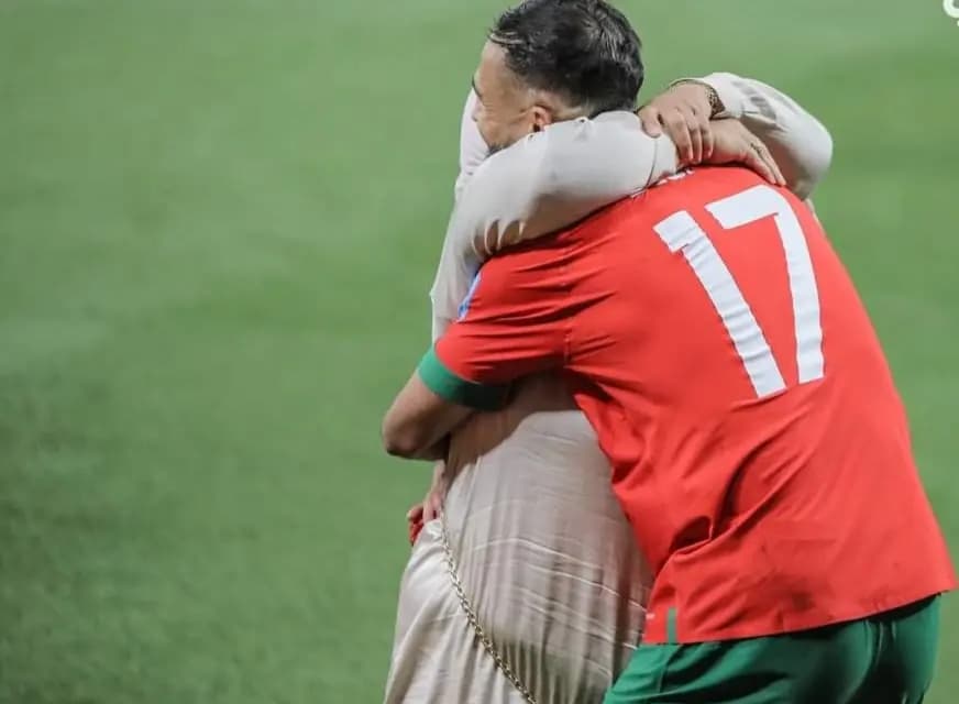 هكذا احتفل نجم المنتخب المغربي سفيان بوفال مع والدته بتأهل المنتخب المغربي إلى نصف نهائي كأس العالم