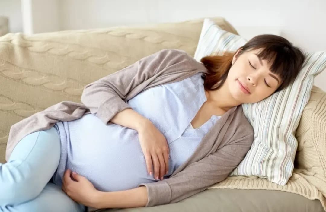 لماذا يُطلب من المرأة الحامل النوم على الجهة اليسرى