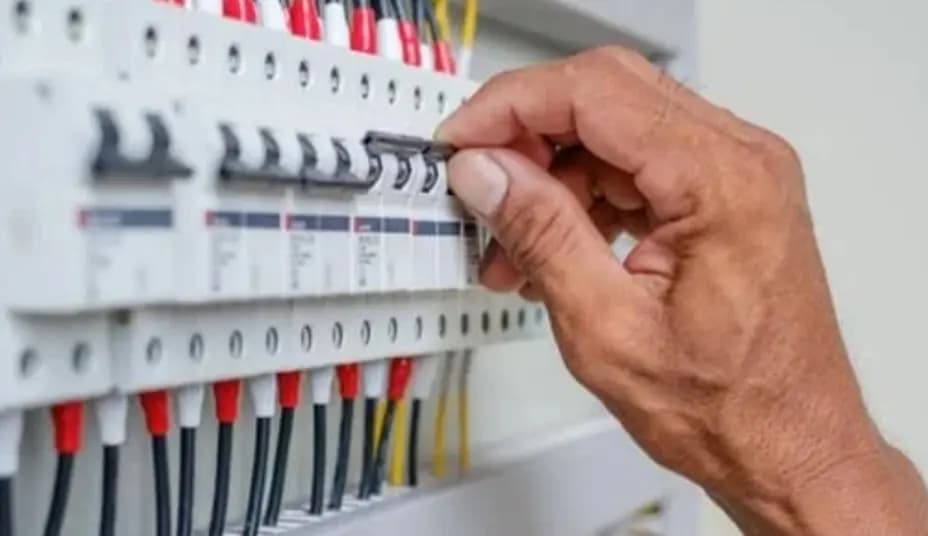 اشتراكات الكهرباء مُدولرة... بلا رادع!