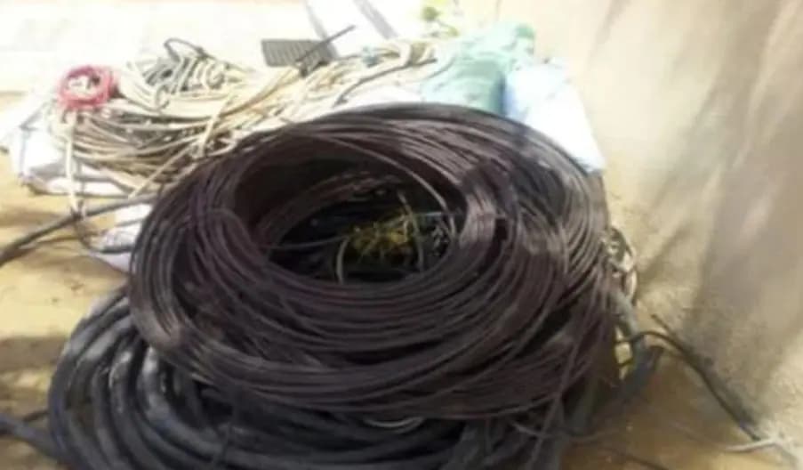 ضبطُ أسلاكٍ مقطّعة... والفاعلون يفرّون