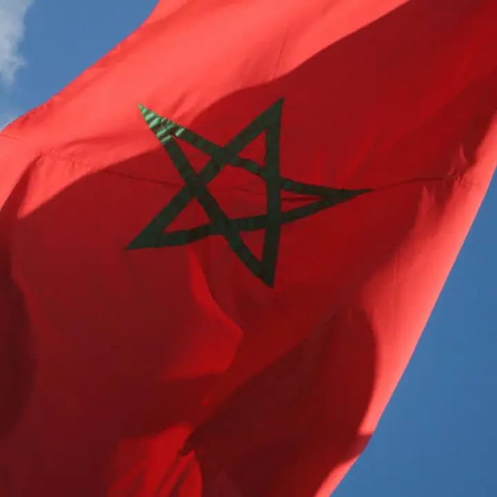 السّلطات المغربيّة: إخلاء عدد من المنازل والفنادق وإبعاد سفن عن الأرصفة بسبب حريق مستودع تخزين الغاز بمدينة المحمّدية
