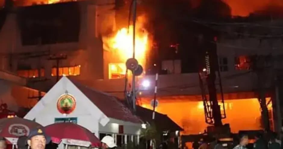 10 قتلى و30 مصابًا إثر إندلاع حريق بفندق وكازينو في كمبوديا بالقرب من الحدود مع تايلاند