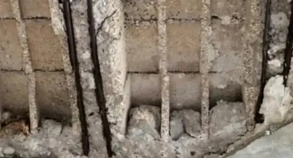 أهالٍ يناشدون: من يحمينا من كارثة سقوط منازلنا؟