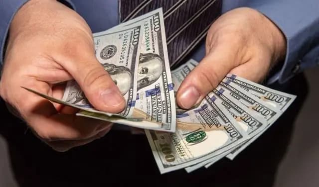 في ختام أيام الـ 2022... كيف افتتح دولار السوق السوداء؟
