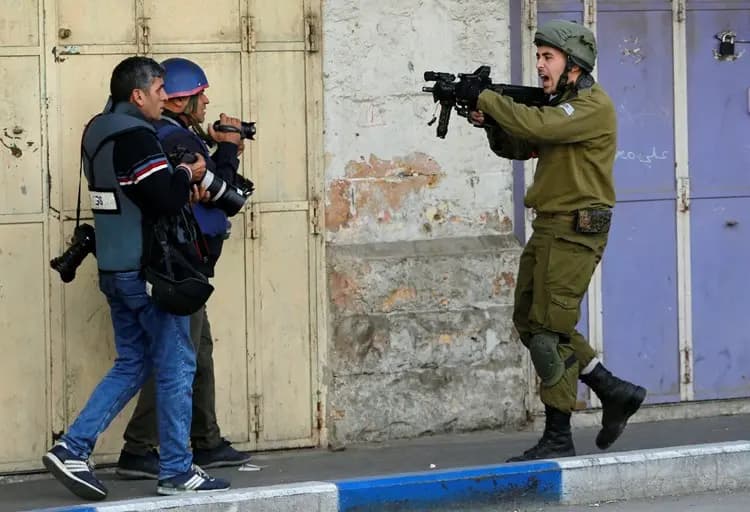 بالأرقام... اعتقالاتٌ وانتهاكاتٌ اسرائيليّة لصحفيين فلسطينيين