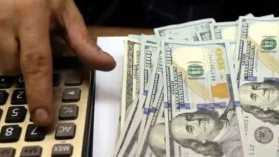 إقبالٌ كثيف مرتقب على شراء الدولارات.. ولبنان يستورد لبلدين!