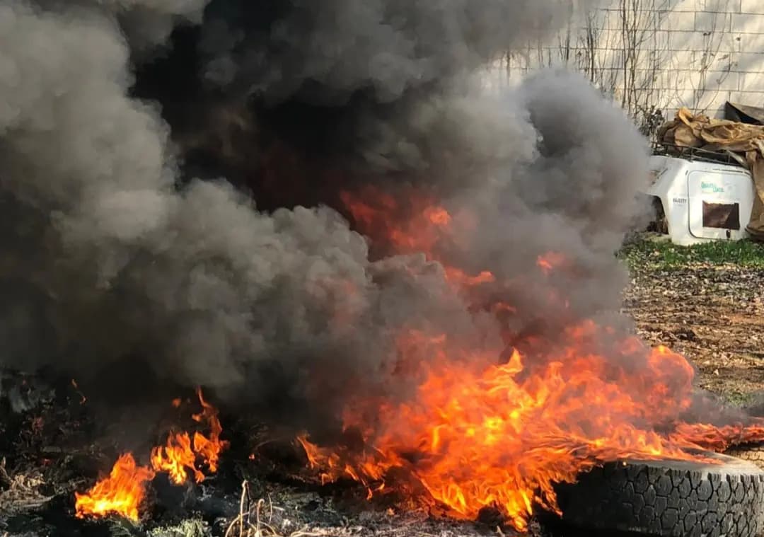 بالصور _ عناصر الدفاع المدني يخمدون حريقًا في سهل قب الياس