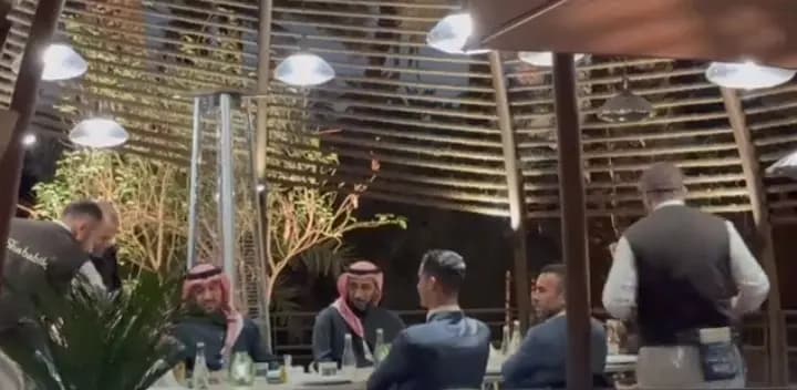 رونالدو يتناول العشاء في مطعم لبناني!