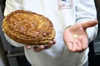 ذهب لا بلاستيك.. في كعكة "عيد الغطّاس"!