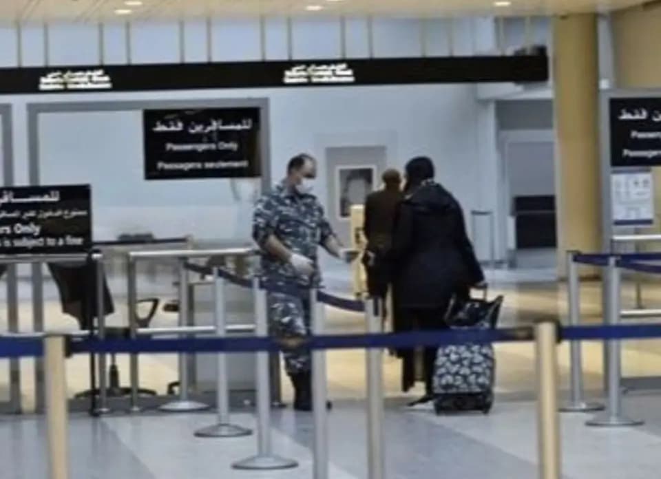 في مطار بيروت.. اليكم ما حصل بين "دركي" وسائق وزير سابق