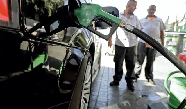 "النفط يتراجع عالمياً 6 دولارات ويرتفع في لبنان"... ما السبب ؟