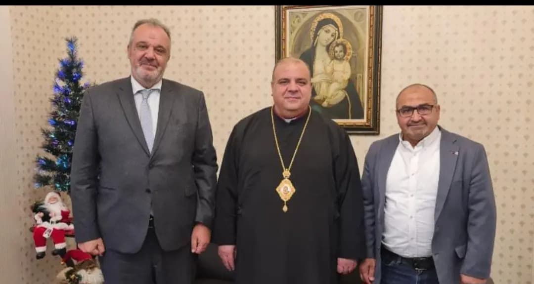 بوشكيان والحشيمي يهنئان المطران إبراهيم بالأعياد
