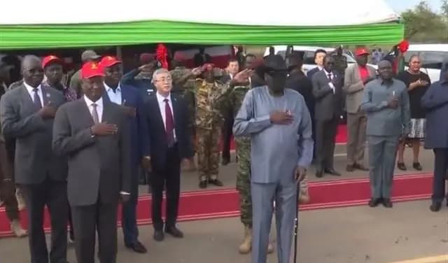 موقف مُحرج على الهواء لرئيس السودان!