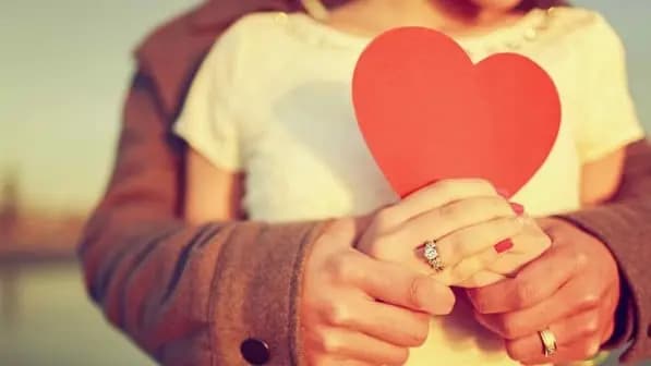 الحُبُّ في زمن الانهيار: العزوبيّةُ تفرضُ نفسَها..!