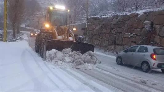 بالصّورة: جرفُ الثّلوجِ وتسهيلُ حركةِ المرور