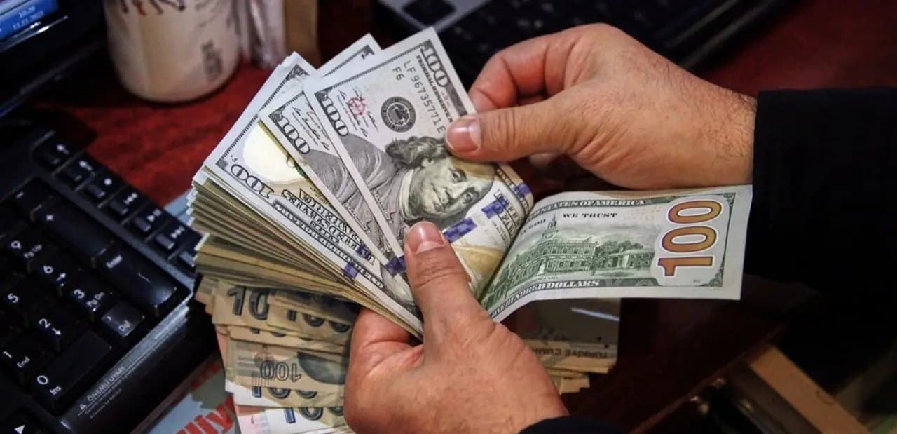 عن سعر الدولار.. ماذا كشف خبيرٌ اقتصادي؟