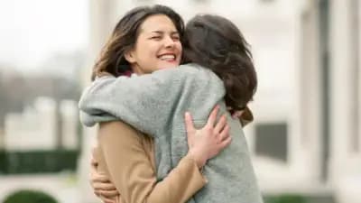 إنّه اليوم العالمي للعناق… وهذا ما عليكم فعله!