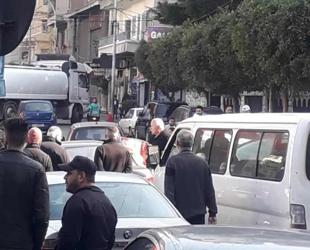 جدولٌ وهميٌ يتسبب بإقفال طريق الحمرا.. وهذا جدول أسعار المحروقات الرسمي