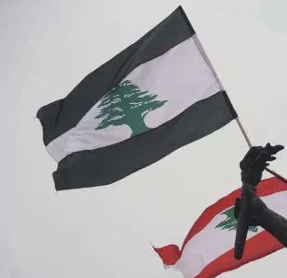 العلم اللبناني "بالأسود"!