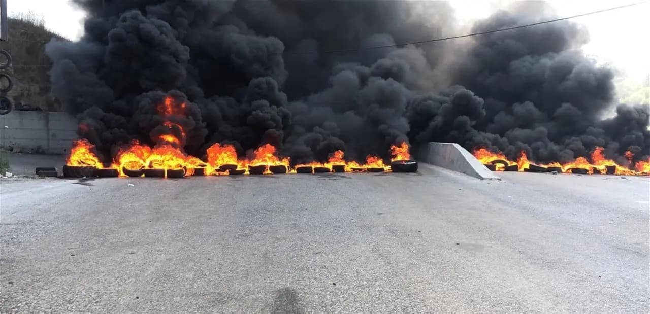 الدولار يطير .. وهذه الطرقات المقطوعة!