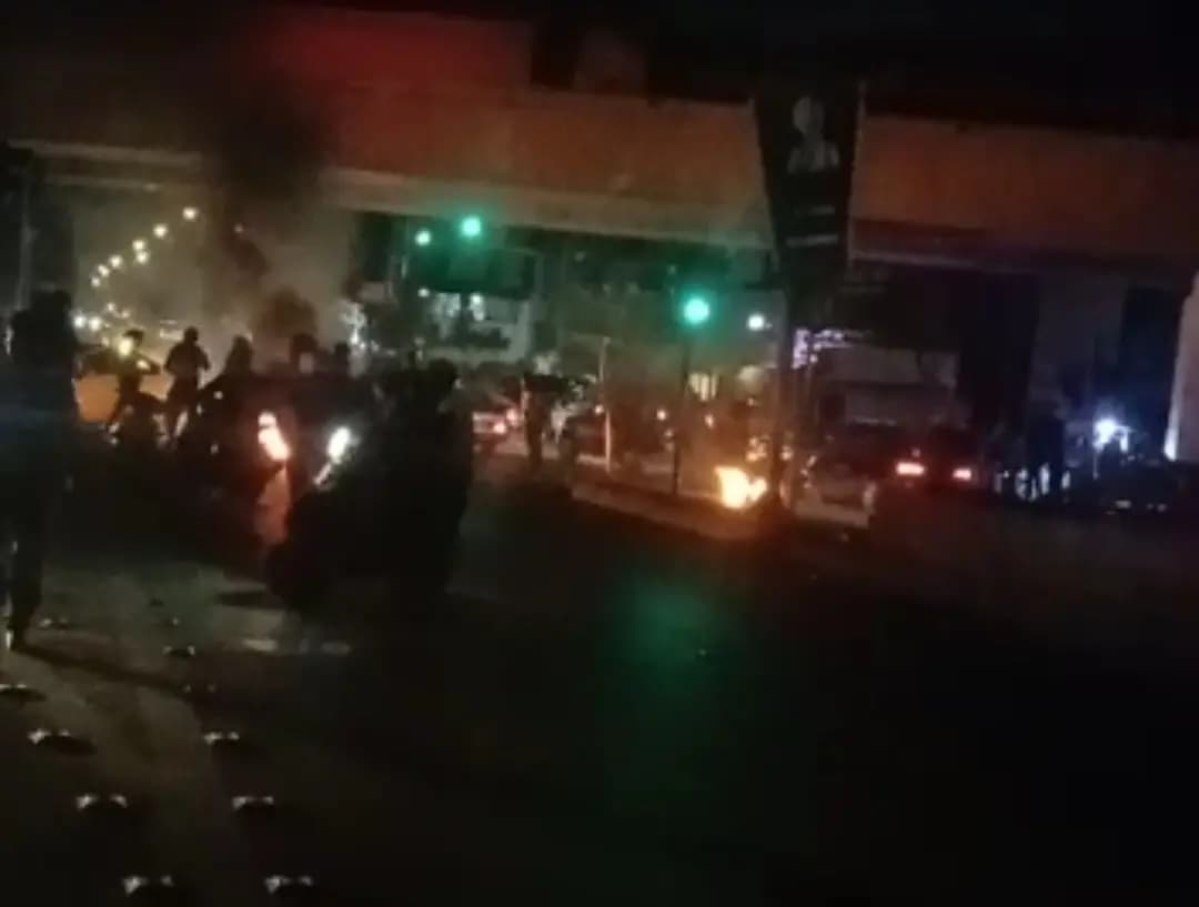 بالصّورة - قطعُ طريقِ المشرّفية في الضّاحية الجنوبيّة من قِبل عددٍ من المحتجّين
