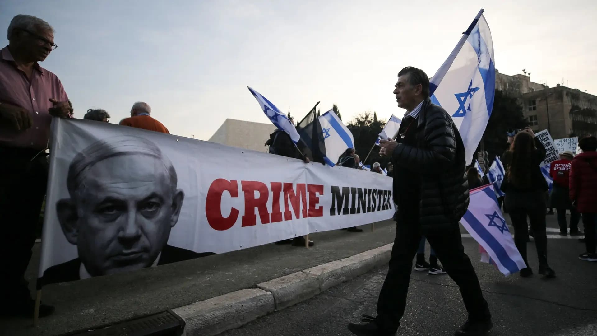 انقسامٌ إسرائيليٌّ حادٌّ.. حكومة نتنياهو تتخبّطُ والفلسطينيون يثأرون بأسلوبٍ جديدٍ