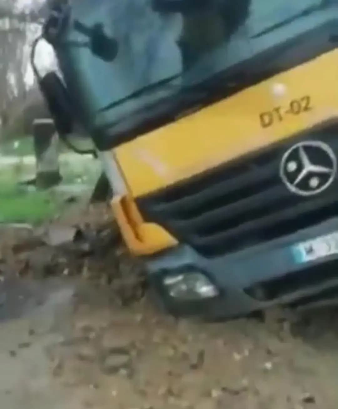 بالصورة - انزلاق شاحنة محمّلة عند مفرق قب الياس