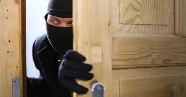 سرقوا أموالًا ومصاغًا من منزلِ الجيرانِ... وهذا ما حصلَ