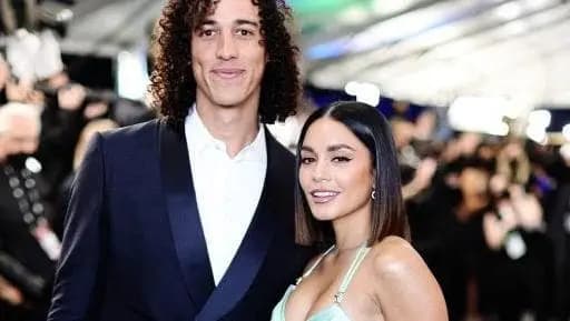 فانيسا هادجنز تعقد خطوبتها سرًا