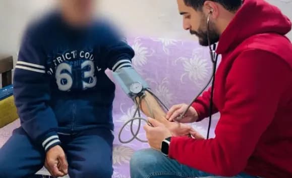 "المُمرّض الجوّال" ملجأ الناس في الزمن البائس