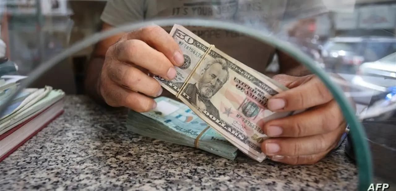 بلبلة كبيرة تضربُ سوق الدولار.. توقيفات بالجملة و "غروبات الصرافين" تختفي!