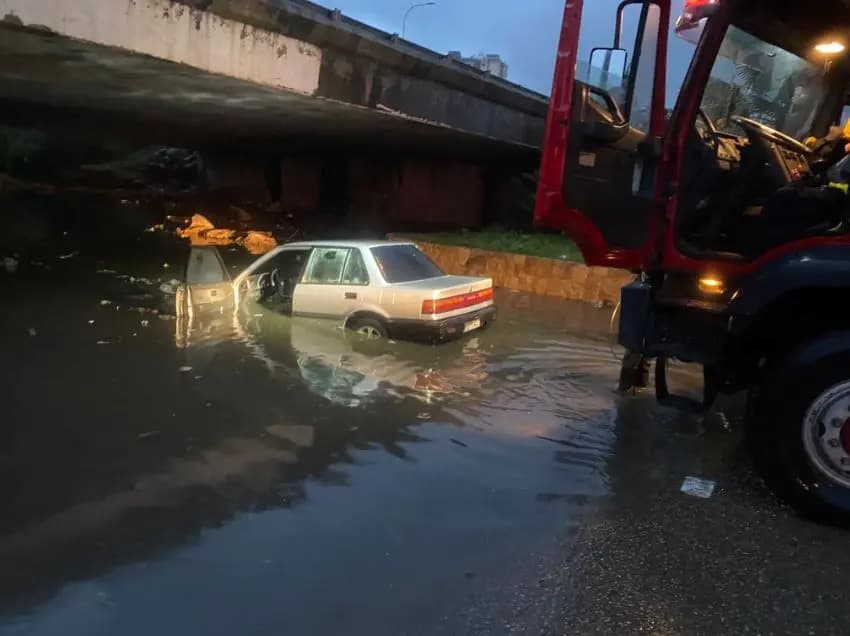 بالصورة: السيول تحتجز المواطنين داخل سياراتهم في خلدة