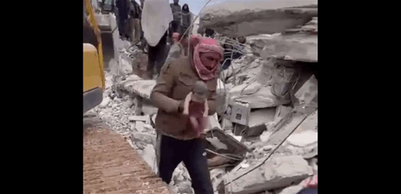 ولادة تحت الأنقاض!