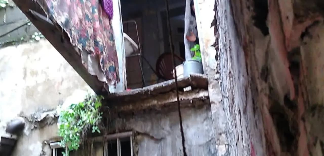 جريح إثر هبوط شرفة منزل في الميناء!