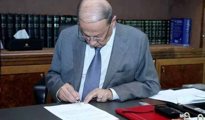عون يوقّع 12 قانونًا