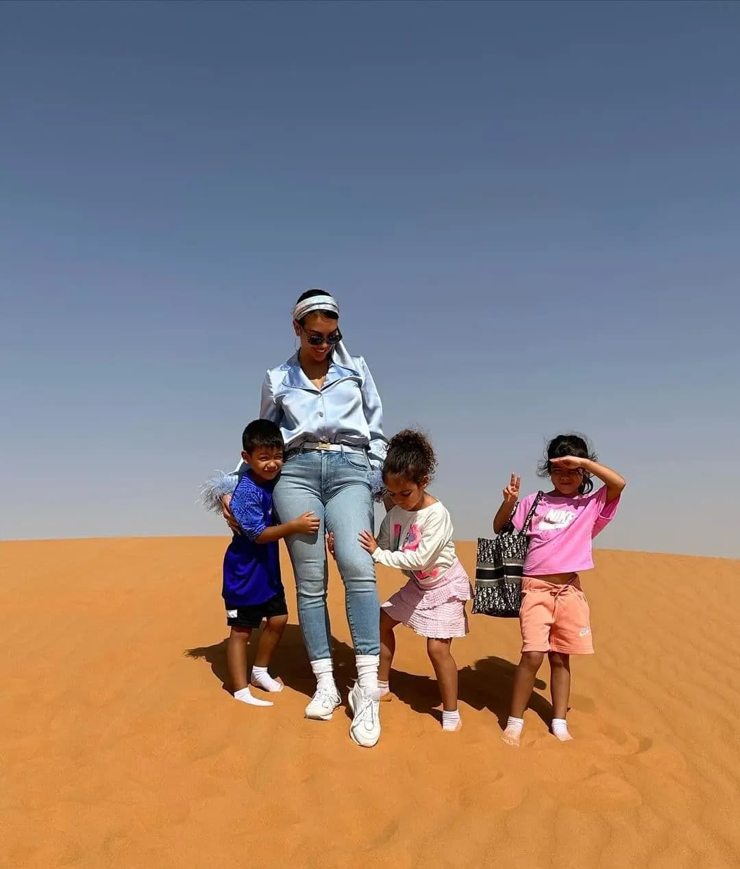 بالصور: جورجينا رودريغيز وعائلتها في صحراء السعودية