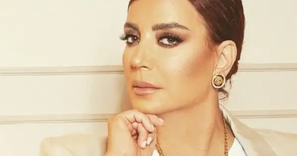 ممثلة سورية شهيرة تُهاجم نائب لبناني: التهي بسفراتك!
