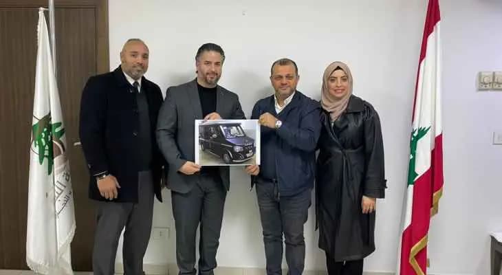 المخترع هشام الحسامي يطلق سيارة تعمل على الطاقة الشمسية من مكتب وزير الاقتصاد