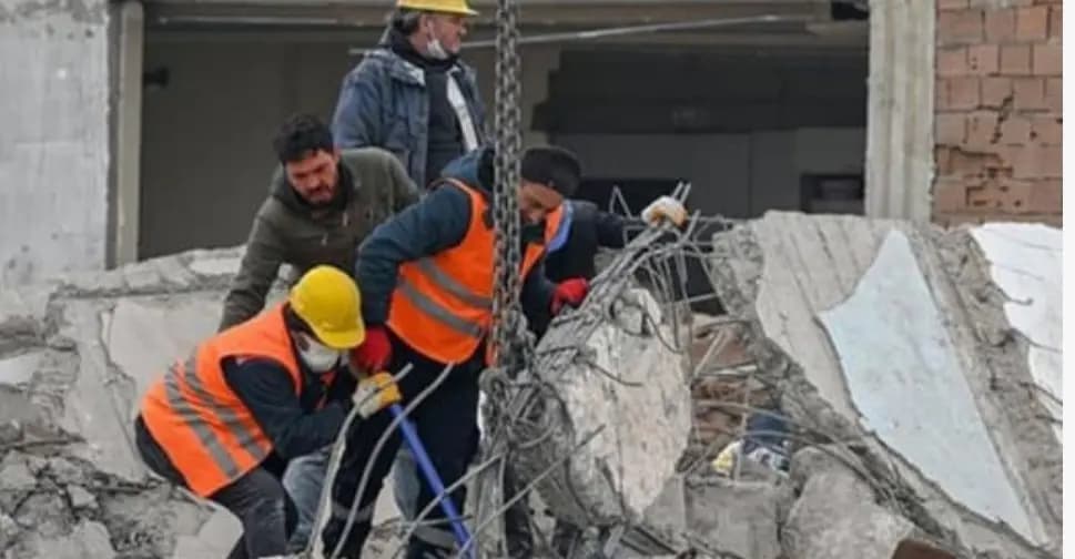 بعد 115 ساعة: إنقاذ أبٍ وابنه في غازي عنتاب