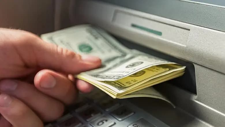 سحوبات الدولار من المصارف.. هل توقّفت؟