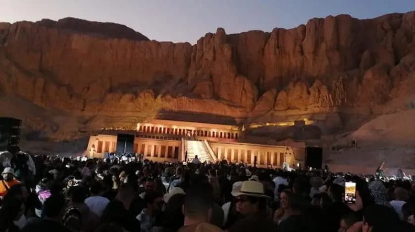 في معبد "حتشسبوت".. حفل غنائي يثير الجدل!